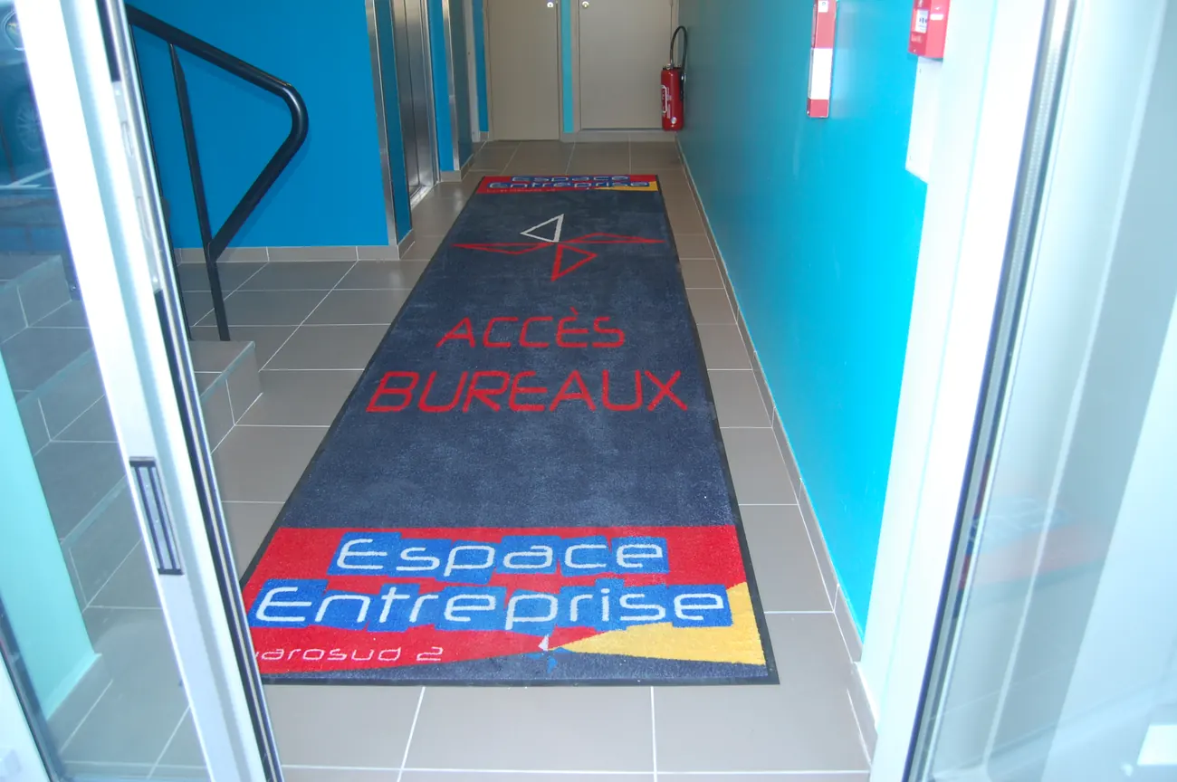Welcome & mail reception Signposted welcome hall and mail reception at L'Espace Entreprise