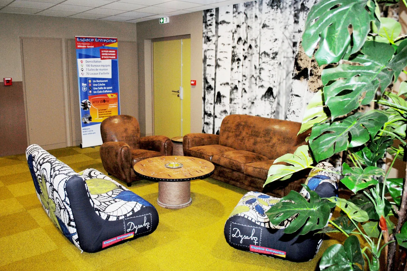 Welcome lounge with leather club chairs at L'Espace Entreprise Montpellier